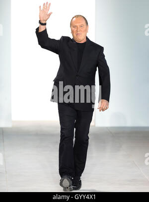 NEW YORK, NY - 14. September 2016: Designer Michael Kors geht dem Laufsteg bei der Modenschau von Michael Kors Frühling Sommer 2017 Stockfoto