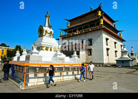 Einheimischen drehen Gebet Mühlen am Tschörten vor Janraisig Tempel, Gandantegchinlen Kloster, Ulaanbaatar, Mongolei Stockfoto