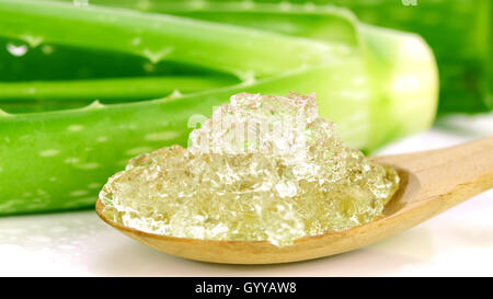 Reines Aloe Vera Gel auf Holzlöffel. Aloe Vera Gel verwenden fast in der Nahrung, Medizin und Schönheit Industrie. Stockfoto