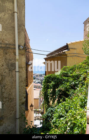 Blick auf die Adria durch die Gassen der alten Amantea, Italien Stockfoto