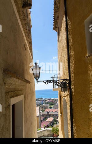 Blick auf die Adria durch die Gassen der alten Amantea alte Straßenlaterne Stockfoto