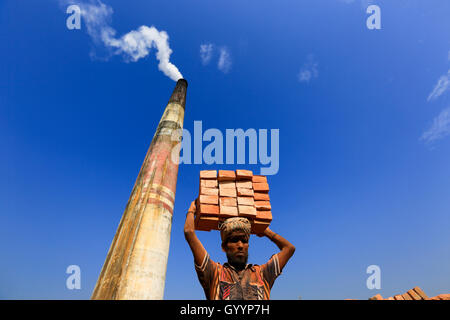 Ein Arbeiter arbeitet an der Ziegelei Amin Bazar. Dhaka, Bangladesch. Stockfoto