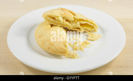 Der taiwanesische Sonne Kuchen (Milch Butter Gebäck) auf den weißen Teller. Stockfoto