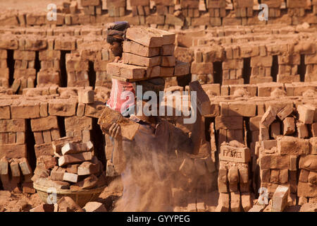 Ein Arbeiter arbeitet an der Ziegelei Amin Bazar. Dhaka, Bangladesch. Stockfoto