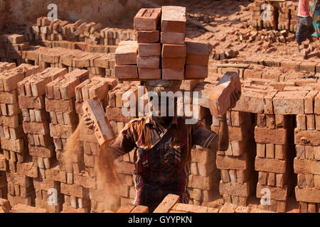 Ein Arbeiter arbeitet an der Ziegelei Amin Bazar. Dhaka, Bangladesch. Stockfoto