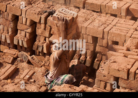 Ein Arbeiter arbeitet an der Ziegelei Amin Bazar. Dhaka, Bangladesch. Stockfoto