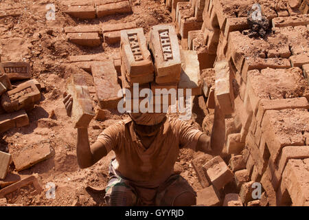 Ein Arbeiter arbeitet an der Ziegelei Amin Bazar. Dhaka, Bangladesch. Stockfoto