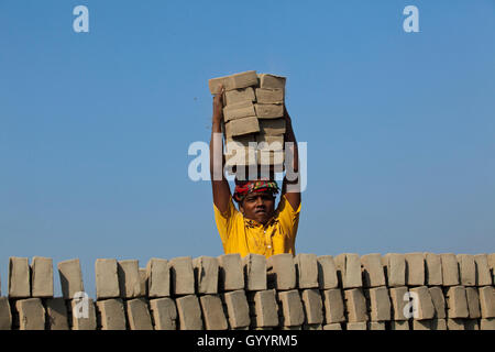 Ein Arbeiter arbeitet an der Ziegelei Amin Bazar. Dhaka, Bangladesch. Stockfoto