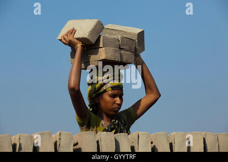 Weibliche Arbeiter arbeitet an der Ziegelei Amin Bazar. Dhaka, Bangladesch. Stockfoto