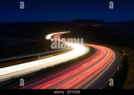 Spuren von Licht auf der Autobahn A9, kurvenreiche Straße bei Nacht, Langzeitbelichtung, in der Nähe von Schleiz, Thüringen, Deutschland Stockfoto