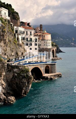 Blick auf die kleine Stadt Amalfi, Amalfiküste, Costiera Amalfitana, Provinz Salerno, Kampanien, Italien Stockfoto