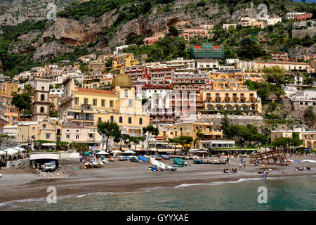 Blick auf die Stadt Positano mit seiner Kirche Santa Maria Assunta, Amalfiküste, Costiera Amalfitana, Provinz Salerno, Kampanien Stockfoto