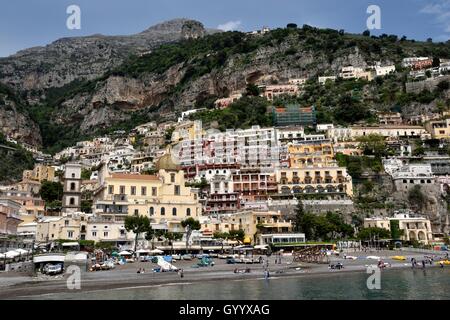 Blick auf die Stadt Positano mit seiner Kirche Santa Maria Assunta, Amalfiküste, Costiera Amalfitana, Provinz Salerno, Kampanien Stockfoto