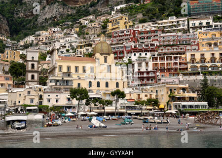 Blick auf die Stadt Positano mit seiner Kirche Santa Maria Assunta, Amalfiküste, Costiera Amalfitana, Provinz Salerno, Kampanien Stockfoto