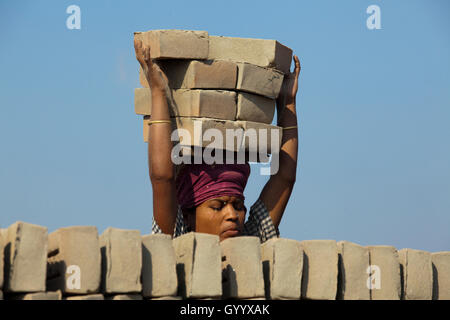 Weibliche Arbeiter arbeitet an der Ziegelei Amin Bazar. Dhaka, Bangladesch. Stockfoto