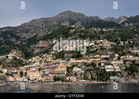 Blick auf die Stadt Positano mit seiner Kirche Santa Maria Assunta, Amalfiküste, Costiera Amalfitana, Provinz Salerno, Kampanien Stockfoto