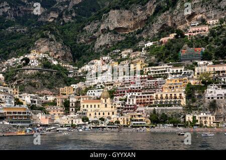 Blick auf die Stadt Positano mit seiner Kirche Santa Maria Assunta, Amalfiküste, Costiera Amalfitana, Provinz Salerno, Kampanien Stockfoto