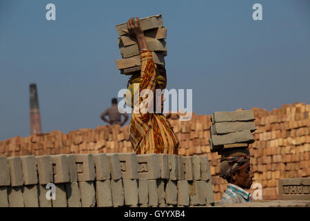 Weibliche Arbeiter arbeitet an der Ziegelei Amin Bazar. Dhaka, Bangladesch. Stockfoto