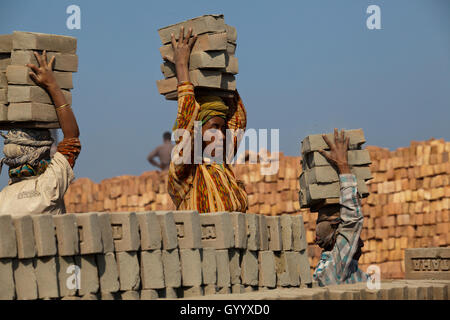 Arbeiter arbeiten Ziegelei Amin Bazar. Dhaka, Bangladesch. Stockfoto