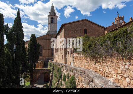 Häuser und Stadtmauern von Santa Maria Assunta, Pienza Val d'Orcia, in der Provinz von Siena, Toskana, Italien Kathedrale Stockfoto