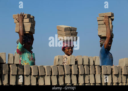 Arbeiter arbeiten Ziegelei Amin Bazar. Dhaka, Bangladesch. Stockfoto