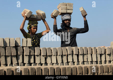 Arbeiter arbeiten Ziegelei Amin Bazar. Dhaka, Bangladesch. Stockfoto