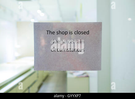 Papier Hinweis auf ein Fenster, einen Hinweis mit der Inschrift "Der Shop aufgrund bestimmter Umstände', Amsterdam geschlossen ist, in den Niederlanden Stockfoto