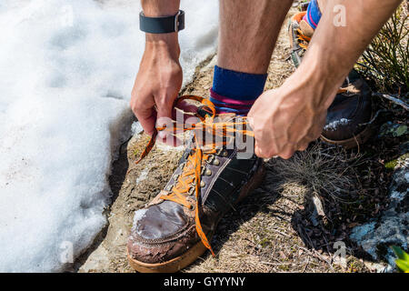 Junger Mann Wanderer Bindungen Wanderschuhe, Wandern symbol Bild, Schladming, Steiermark, Österreich Stockfoto