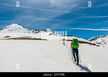 Zwei Wanderer zu Fuß über Schneefeld, Rohrmoos-Untertal, Schladminger Tauern, Schladming, Steiermark, Österreich Stockfoto