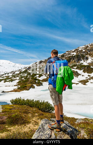 Junger Mann, Wanderer fotografieren, Rohrmoos-Untertal, Schladminger Tauern, Schladming, Steiermark, Österreich Stockfoto