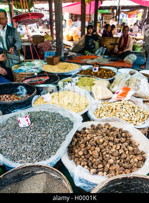 Markt mit getrockneten Früchten in Nampan, Inle See, Shan Staat, Myanmar Abschaltdruck Stockfoto