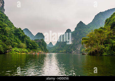 Trang Ein Grotten, malerische Landschaft, Karstgebirge, Karstlandschaft, Flusslandschaft, Quan thể danh Thắng Tràng ein, Ninh Binh Stockfoto
