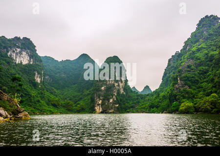 Trang Ein Grotten, malerische Landschaft, Karstgebirge, Karstlandschaft, Flusslandschaft, Quan thể danh Thắng Tràng ein, Ninh Binh Stockfoto