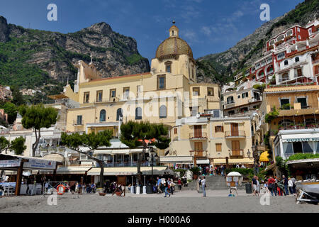 Kirche Santa Maria Assunta, Positano, Costiera Amalfitana, Provinz Salerno, Kampanien, Italien Stockfoto