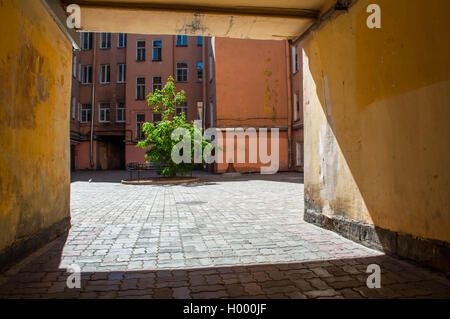 Schmalen Innenhof in Wohnhäusern von Sankt Petersburg Stockfoto