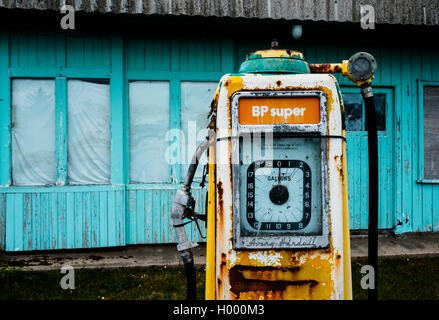 Alte Tankstelle, nostalgische Zapfsäule, Brora, Highland, Schottland, Vereinigtes Königreich Stockfoto