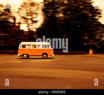 Alter VW-Bus, VW T2, Volkswagen, Auto fahren, Abend, Edinburgh, Schottland, Vereinigtes Königreich Stockfoto