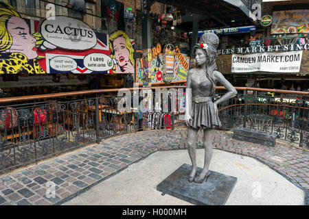 Bronzestatue von Sängerin Amy Winehouse, Künstler Scott Eaton, Ställe Market, Camden Town, London, England, Vereinigtes Königreich Stockfoto