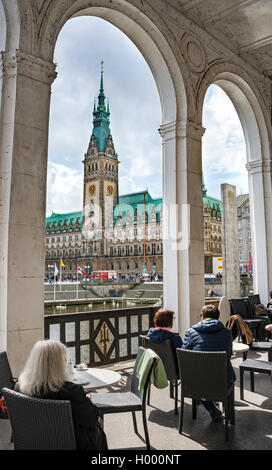 Cafe in der Alster Arkaden mit Blick auf Rathaus, Hamburg, Deutschland Stockfoto