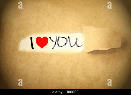 Ich liebe dich geschrieben unter zerrissenes Papierstreifen Stockfoto
