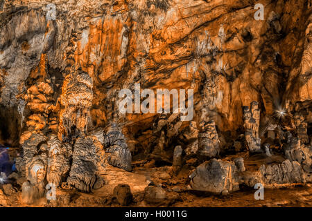 Baradle Höhle in Aggtelek Nationalpark in Hungury. Stalaktiten und Stalagmiten in einer Höhle, Spiegelbild im Wasser Stockfoto