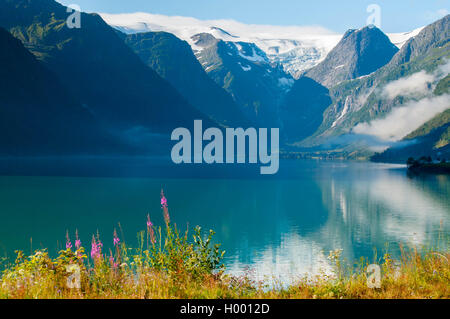 Berg-See-Sonnenaufgang in Norwegen Stockfoto