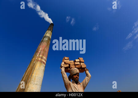 Ein Arbeiter arbeitet an der Ziegelei Amin Bazar. Dhaka, Bangladesch. Stockfoto