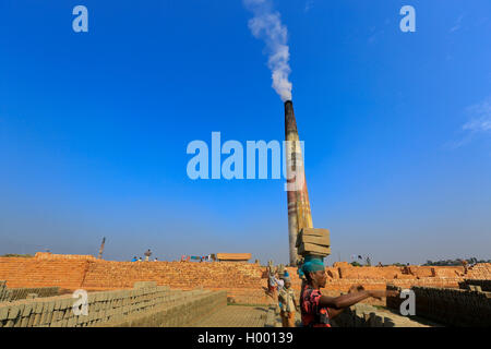 Arbeiter arbeiten Ziegelei Amin Bazar. Dhaka, Bangladesch. Stockfoto