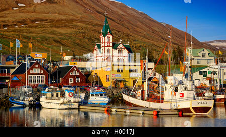 Fischtrawler im Hafen, Island, Husavik Stockfoto