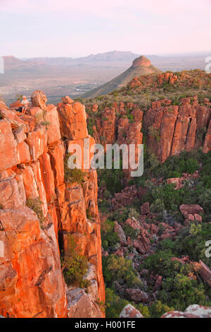 Tal der Verwüstung und Spandau Kop nach Sonnenuntergang, Südafrika, Eastern Cape, Camdeboo National Park Graaff-Reinet Stockfoto