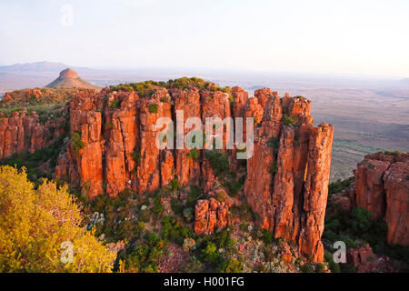 Tal der Verwüstung und Spandau Kop nach Sonnenuntergang, Südafrika, Eastern Cape, Camdeboo National Park Graaff-Reinet Stockfoto