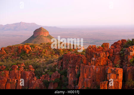 Spandau Kop nach Sonnenuntergang, Südafrika, Eastern Cape, Camdeboo National Park Graaff-Reinet Stockfoto