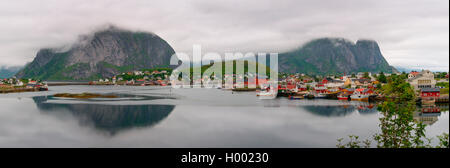 Fischerdorf auf Lofoten in Norwegen Stockfoto