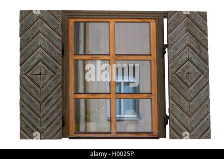 Holzfenster mit Fensterläden isoliert Außenseite Stockfoto